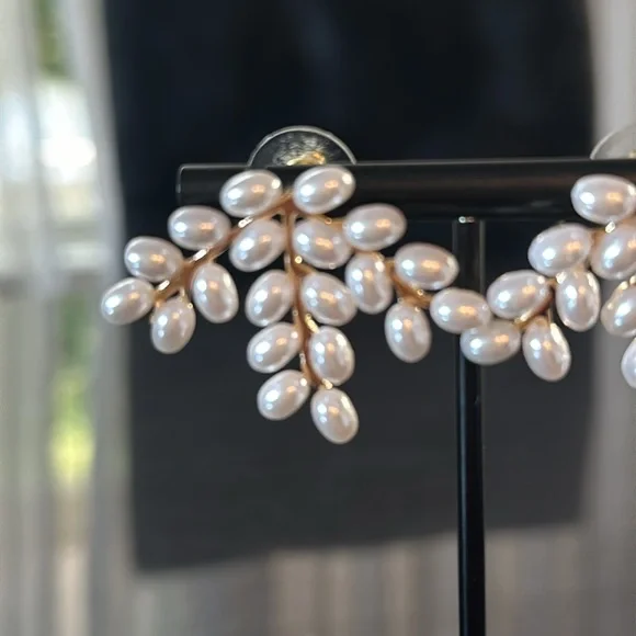 Pearl  statement earrings. GORGEOUS! - Picture 7 of 8